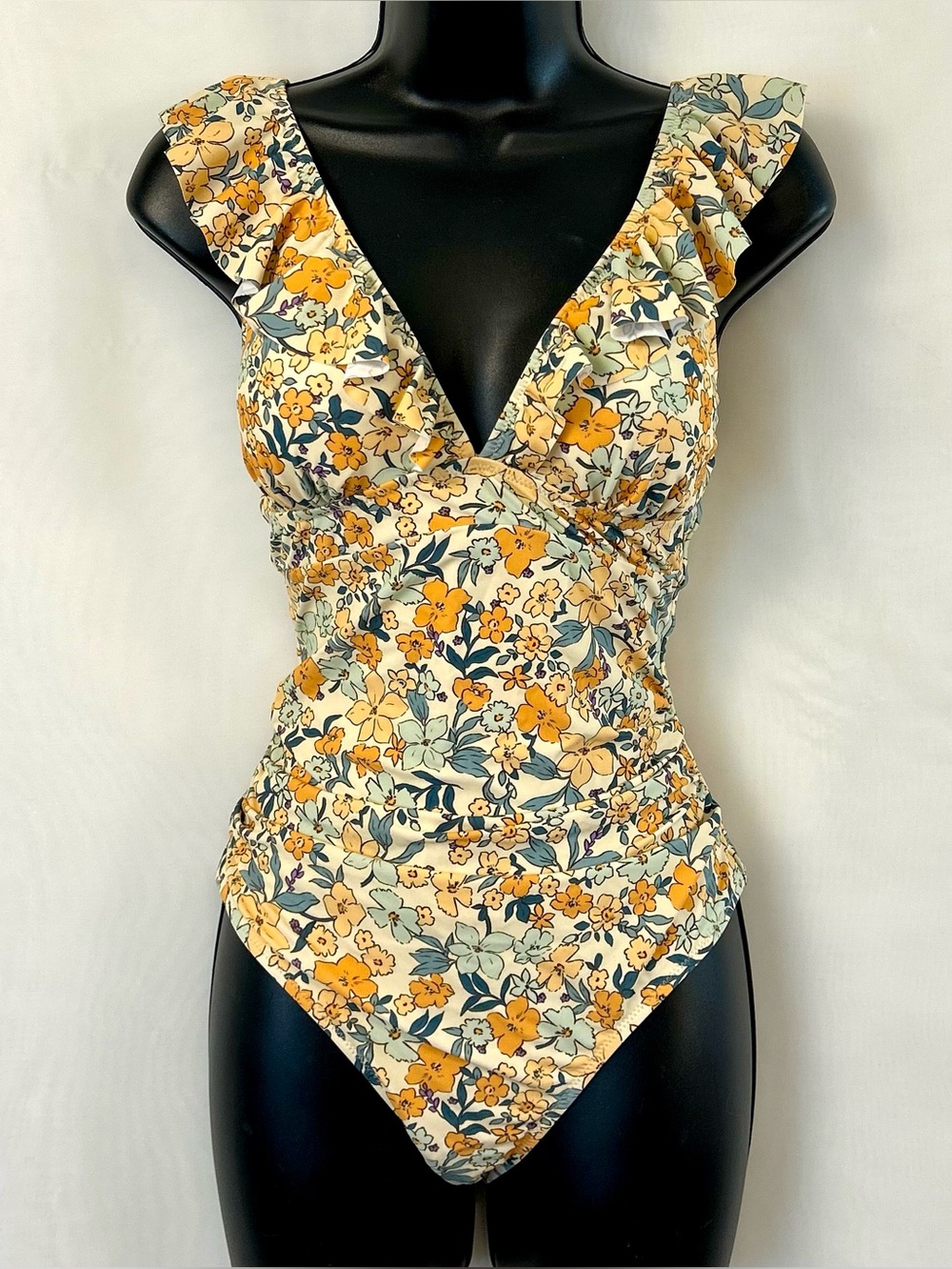 New Cupshe One Piece Ruffled Neckline Slimming Swimsuit / Medium